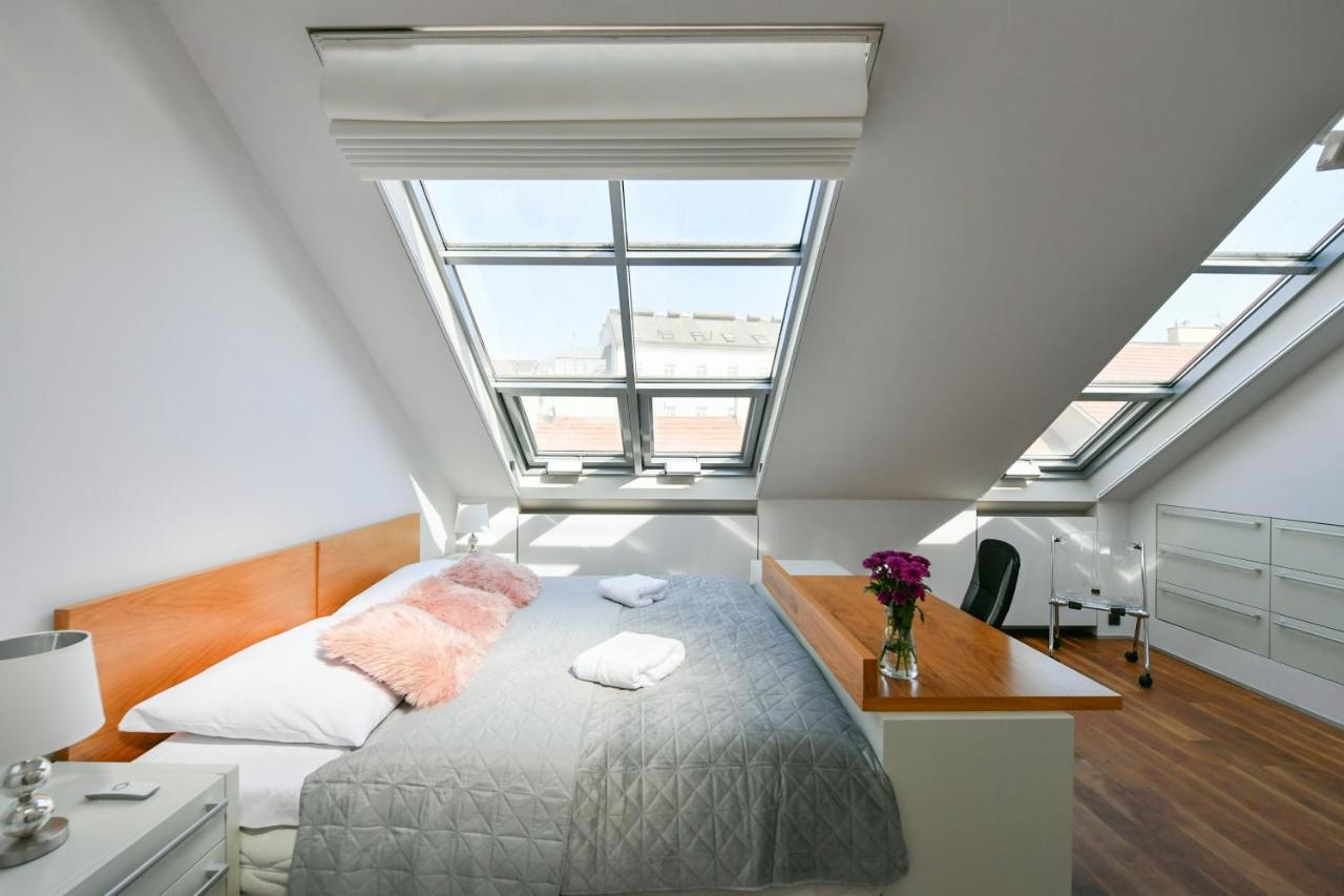 Luxury Central Penthouse With Sauna, Terrace, 250M2, 5Bdrm, 3Bthrm Praha Eksteriør bilde