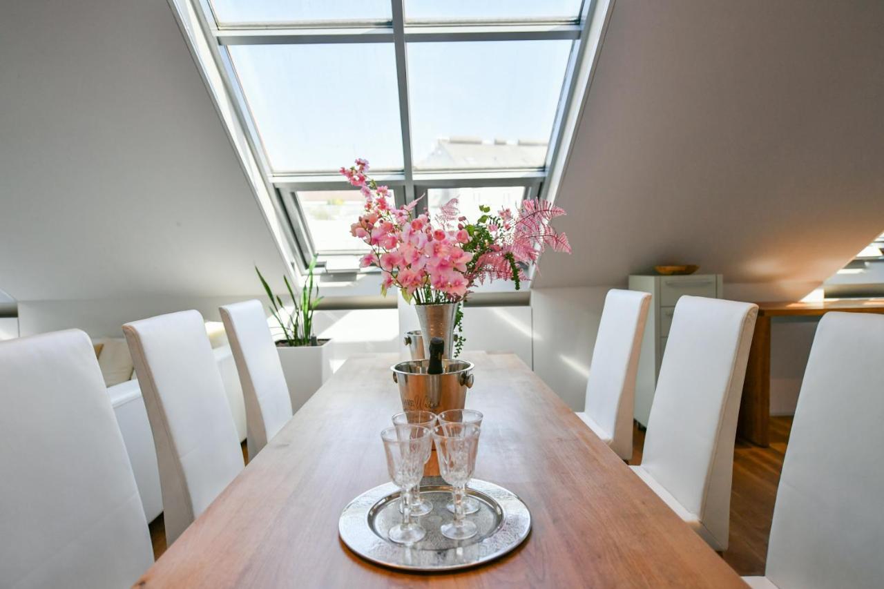 Luxury Central Penthouse With Sauna, Terrace, 250M2, 5Bdrm, 3Bthrm Praha Eksteriør bilde