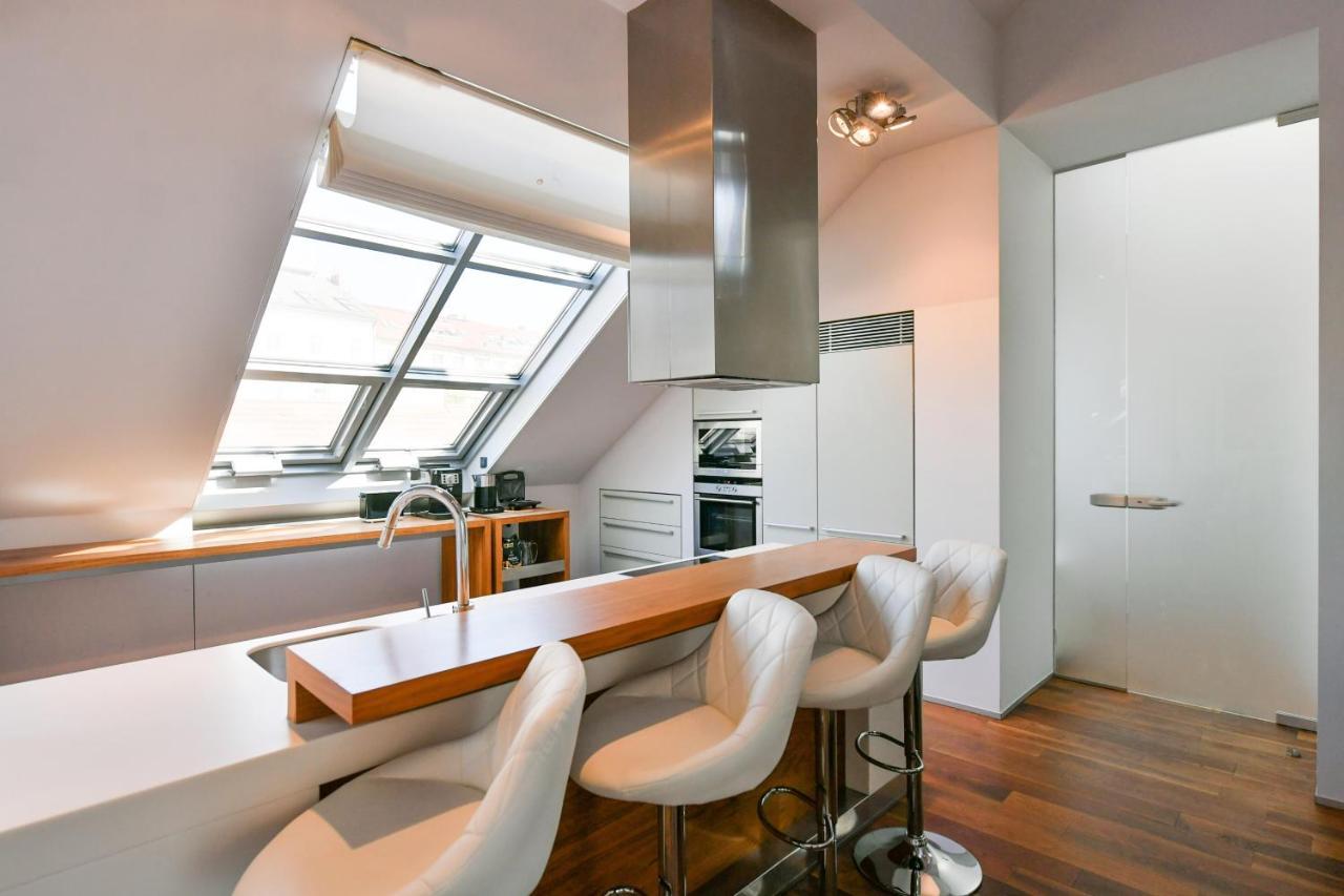 Luxury Central Penthouse With Sauna, Terrace, 250M2, 5Bdrm, 3Bthrm Praha Eksteriør bilde