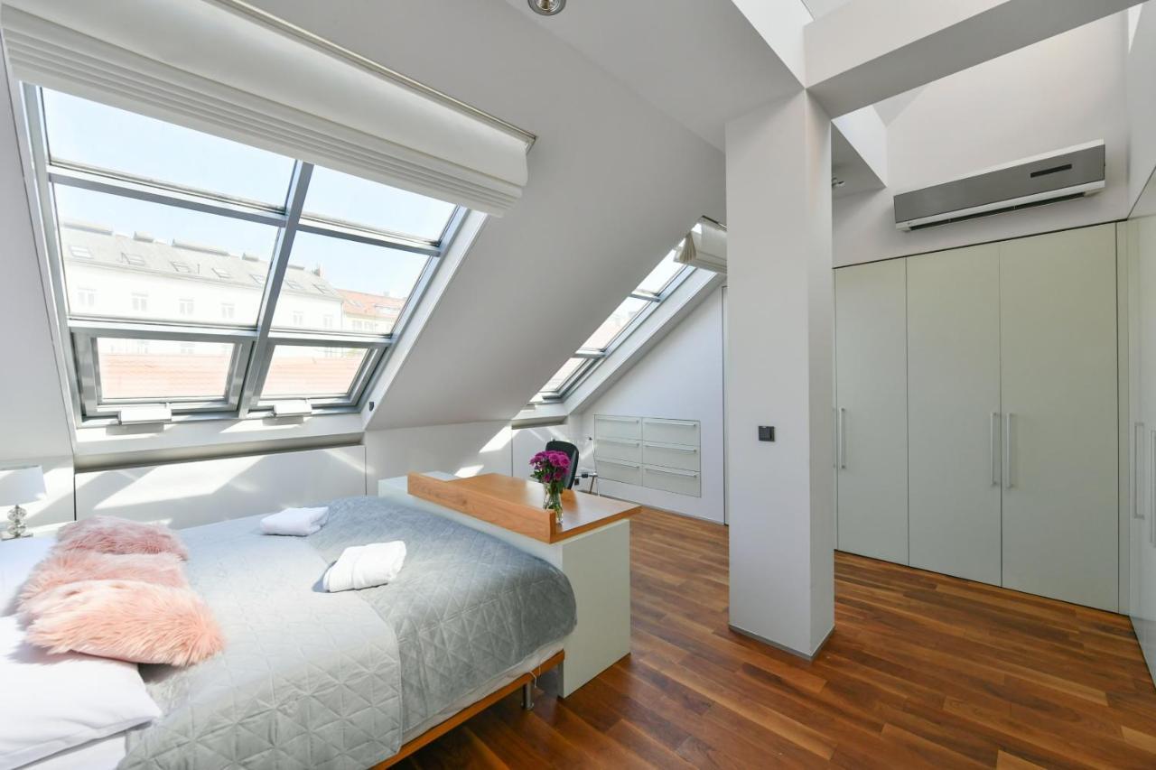 Luxury Central Penthouse With Sauna, Terrace, 250M2, 5Bdrm, 3Bthrm Praha Eksteriør bilde